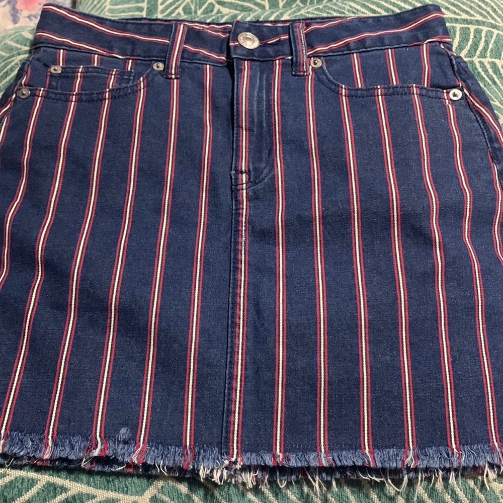 Hello I’m selling a very cute mini skirt it’s in good hands nice and clean.